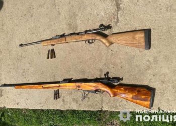 Поліцейські Чорткова вилучили у місцевого жителя два карабіни та набої