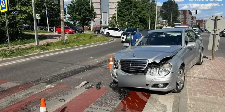 У Тернополі на перехресті Будного-Карпенка сталася ДТП: рух транспорту ускладнено