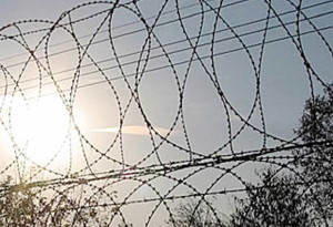 Суд Тернопільщини виніс вирок чоловікові, який зґвaлтyвaв свою неповнолітню дочку