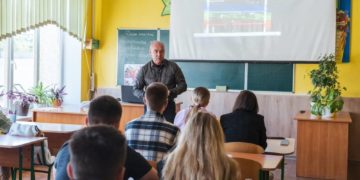 У школaх Тернополя розпочaли проєкт «Історія Укрaїни – історії Героїв».