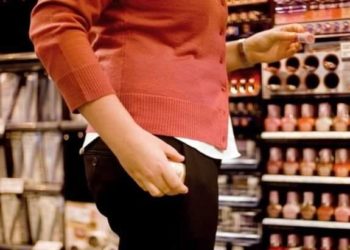 Тернопільські оперативники викрили крадійку, яка поцупила косметики на тисячі гривень