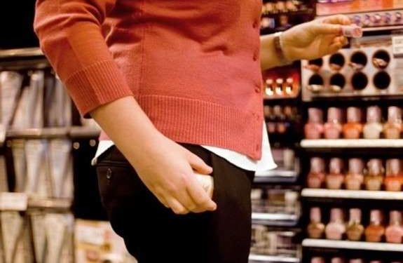 Тернопільські оперативники викрили крадійку, яка поцупила косметики на тисячі гривень