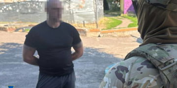 СБУ затримала рекетирів, які вибивали гроші із сім’ї загиблого воїна ЗСУ