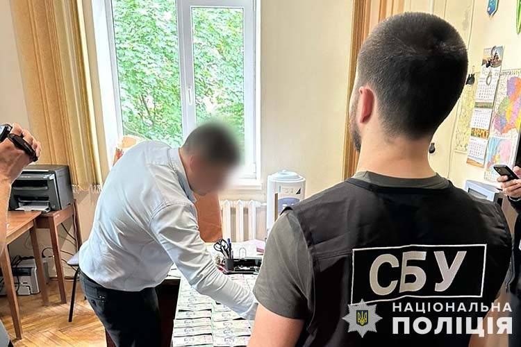 чиновника з Тернопільщини затримали на хабарі