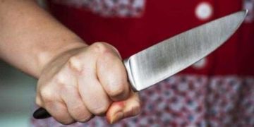 смертельно поранила матір ножем