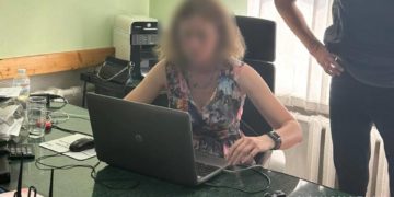 в Кременці чиновницю затримали на хабарі