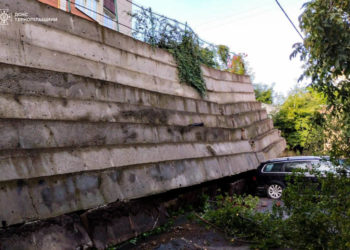 посунулася опорна стіна у Тернополі