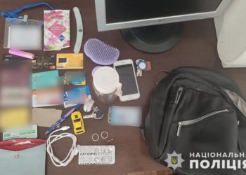 привласнила чужий наплічник