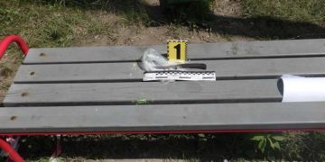 напав з ножем