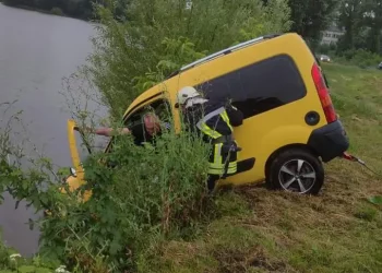 на Тернопільщині авто з'їхало у ставок