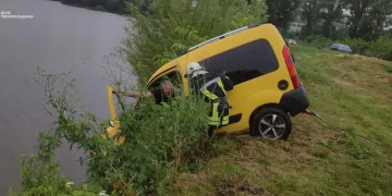 на Тернопільщині авто з'їхало у ставок