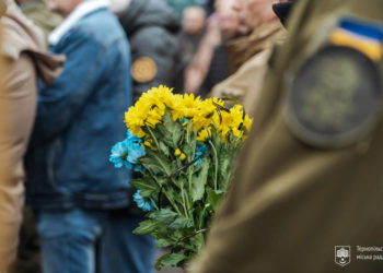 На фасаді будинку в Тернополі встановили меморіальну таблицю загиблому капітану ЗСУ Сергію Королю