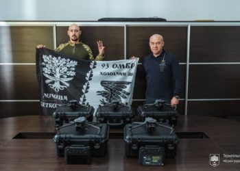 Міська рада Тернополя закупляє та передає на фронт розвідувальні та ударні дрони, військові радіостанції, комп’ютери, військову форму.