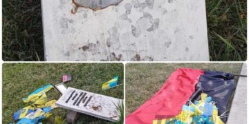 біля меморіальної стели