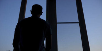 вистрибнув з вікна