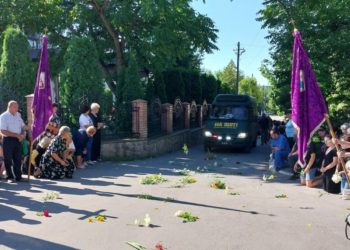 Прощання із загиблим воїном. Фото зі сторінки громади