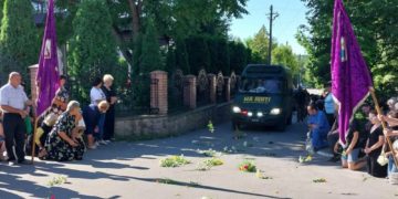 Прощання із загиблим воїном. Фото зі сторінки громади