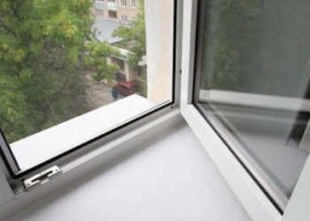 чоловік випав з вікна