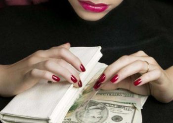 виманила гроші у чоловіка