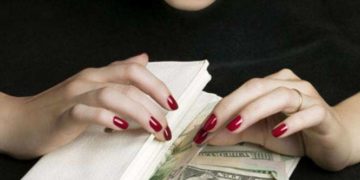 виманила гроші у чоловіка