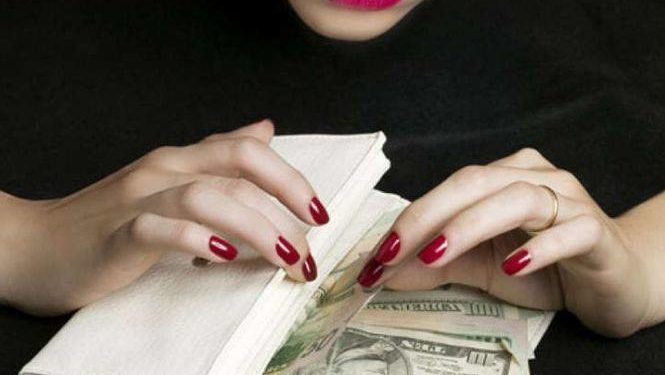 виманила гроші у чоловіка