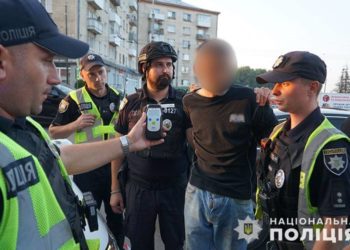 у Тернополі затримали чоловіка зі зброєю