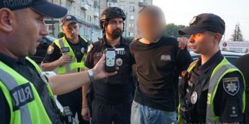 у Тернополі затримали чоловіка зі зброєю