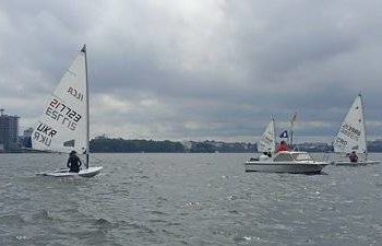 Спортсмени на одномісних яхтах класу ILCA. Суспільне Тернопіль