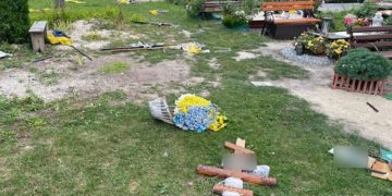 На Тернопільщині чоловік понищив могили військових