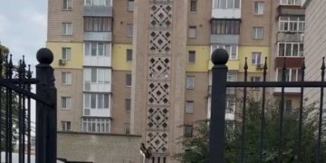 чоловік випав з вікна