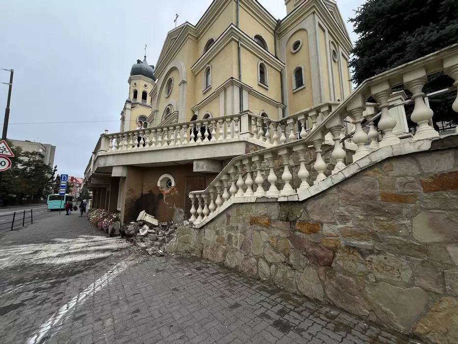 Вантажівка протаранила огорожу та сходи Жовтої церкви в Тернополі