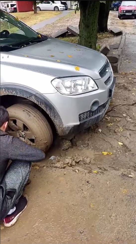 машина провалилася під землю