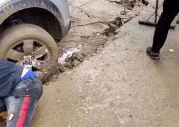 машина провалилася під землю