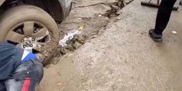 машина провалилася під землю