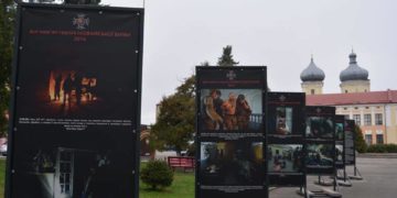 На головній площі Збаража відкрили виставку “Дні пам’яті героїв Іловайської битви 2014”