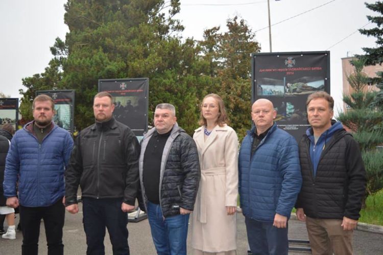 На головній площі Збаража відкрили виставку “Дні пам’яті героїв Іловайської битви 2014”