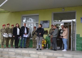 у Збаражі відкрили меморіальну таблицю загиблому Герою