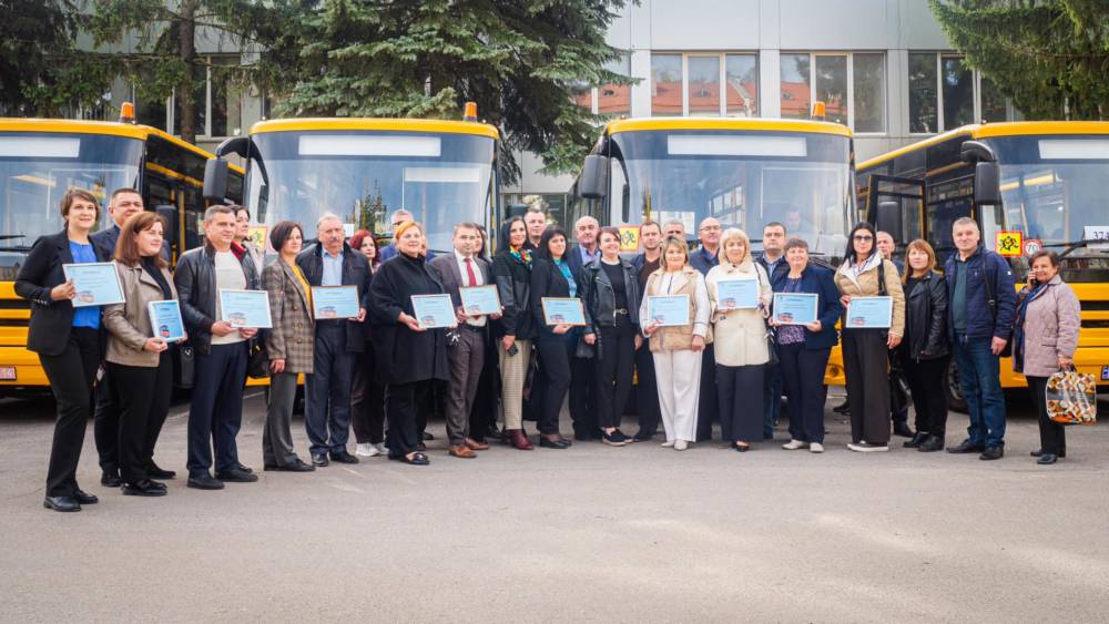 Тернопільщина отримала шкільні автобуси