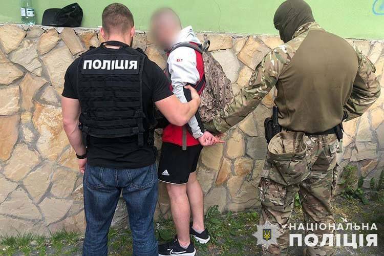 Тернопільські правоохоронці затримали 24-річного наркоторговця: чоловікові загрожує 10 років позбавлення волі