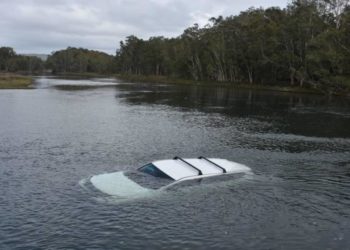 автівка потонула в ставі