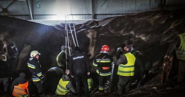 чоловіка засипало зерном