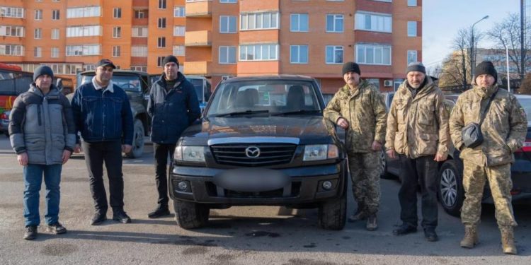 Тернопіль для ЗСУ: колектив міськавтотрансу передав автомобіль військовим
