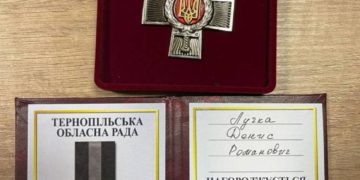 Тернопільського журналіста та захисника Дениса Лучку нагородили почесною відзнакою