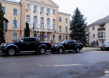 Тернопіль для ЗСУ: працівники міськради придбали автівки для трьох бойових бригад