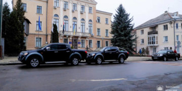 Тернопіль для ЗСУ: працівники міськради придбали автівки для трьох бойових бригад