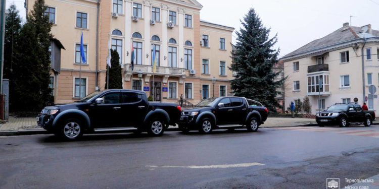 Тернопіль для ЗСУ: працівники міськради придбали автівки для трьох бойових бригад