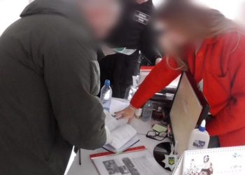 незаконно переправляли ухилянтів через кордон