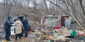 На Тернопільщині в посадці виявили родину з 5 дітьми, які жили у халабуді