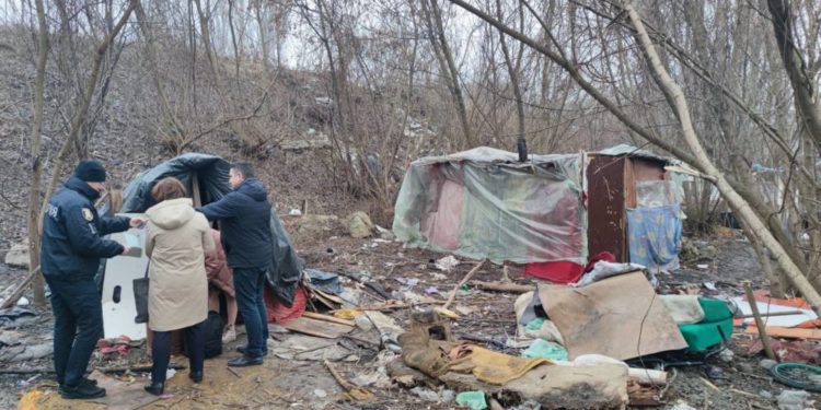 На Тернопільщині в посадці виявили родину з 5 дітьми, які жили у халабуді