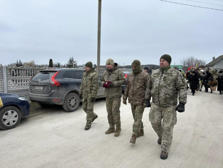 У Мишковичах на Тернопіллі попрощалися з військовим Олегом Могилою